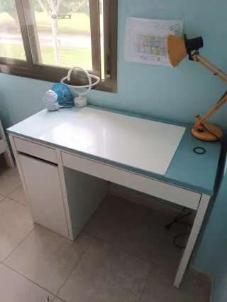 Escritorio blanco con cajón y estante