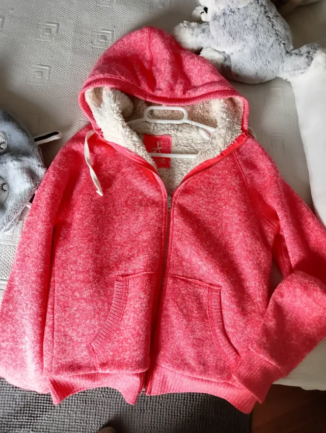 Sudadera con capucha y borreguito