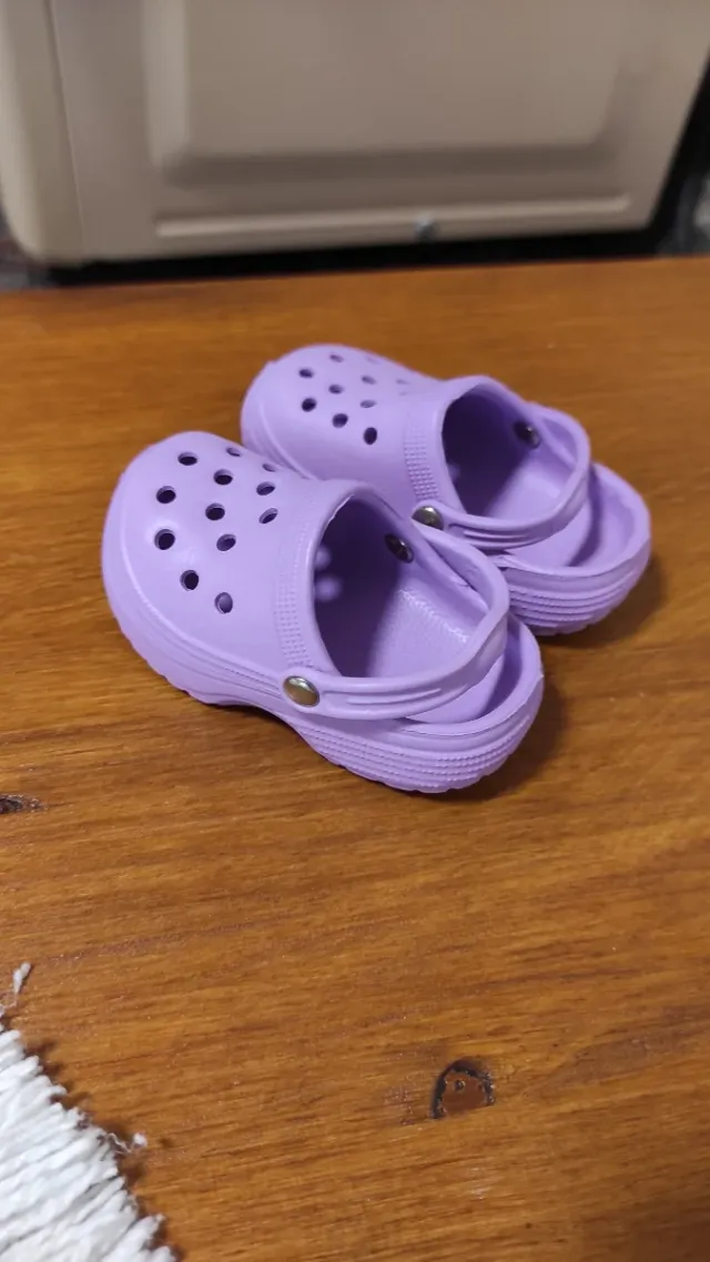Crocs Morados muñeca Trotties, Sin Estrenar