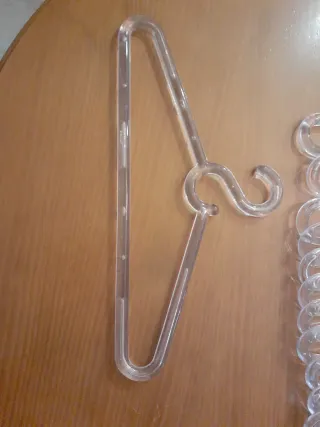 Lote de perchas transparentes.
