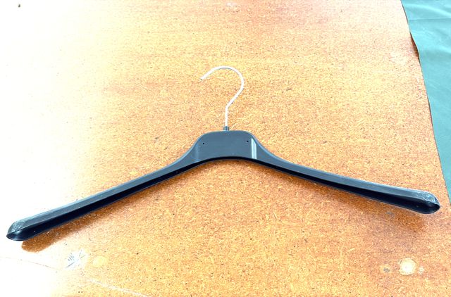 Percha de plástico negra