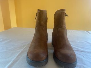 Botines marrones con cremallera y tachuelas