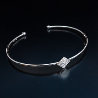 Pulsera de aro fino con pieza cuadrada central con