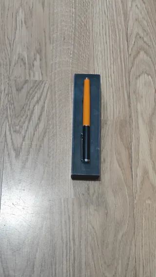 Pluma estilográfica naranja y negra