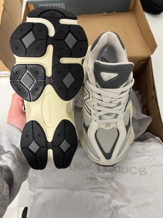 Zapatillas New Balance 9060 Gris/Blanco Talla 37
