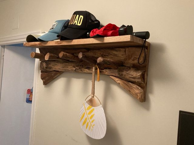 Perchero de madera rústico para pared