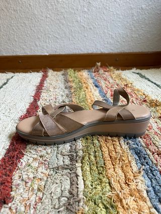 Sandalias doradas tiras cierre velcro talla 39
