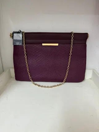 Bolso cartera morado con cadena dorada