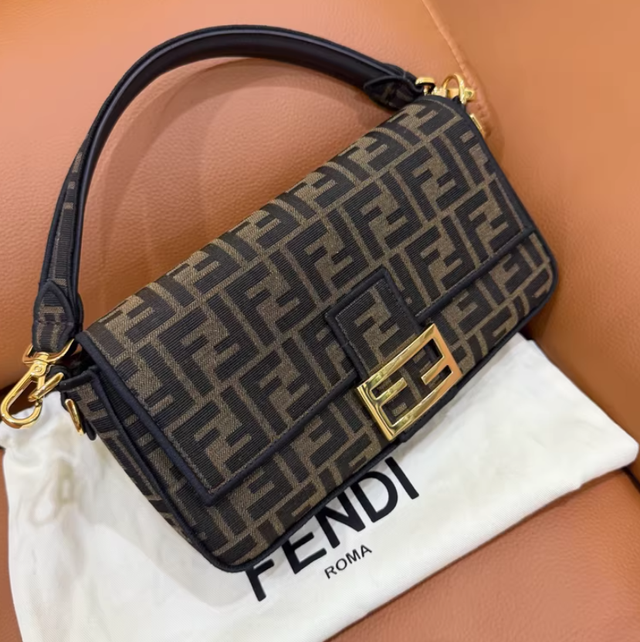 Borsa Fendi Baguette Medium FF Gold