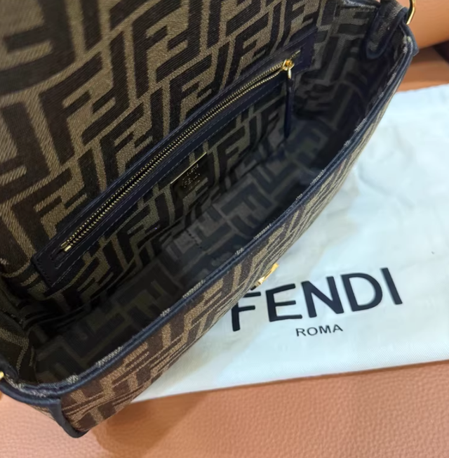Borsa Fendi Baguette Medium FF Gold