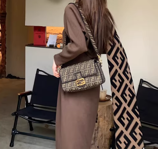 Borsa Fendi Baguette Medium FF Gold