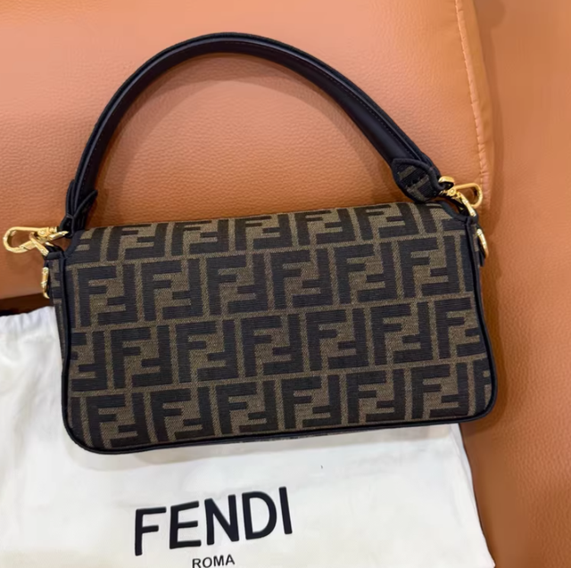 Borsa Fendi Baguette Medium FF Gold