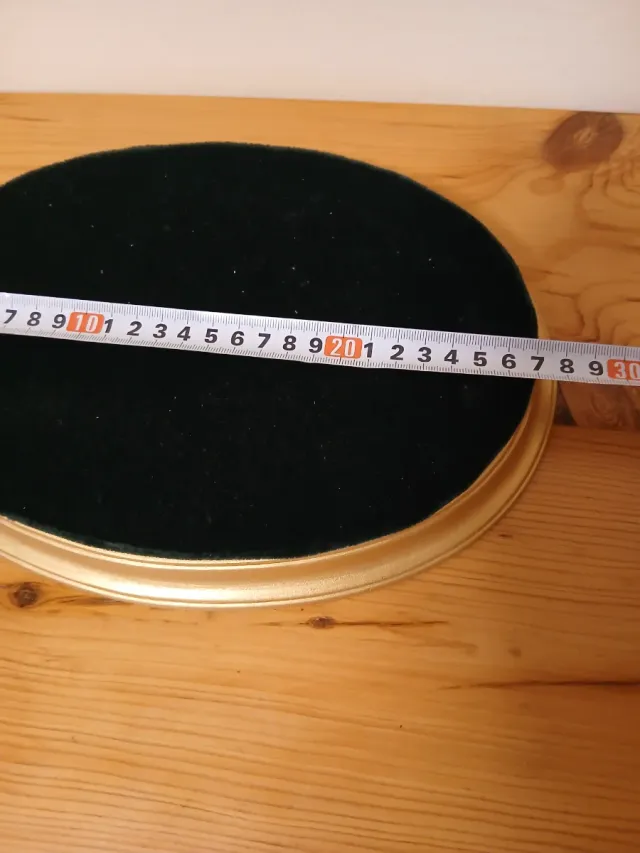 Peana dorada con base de terciopelo.