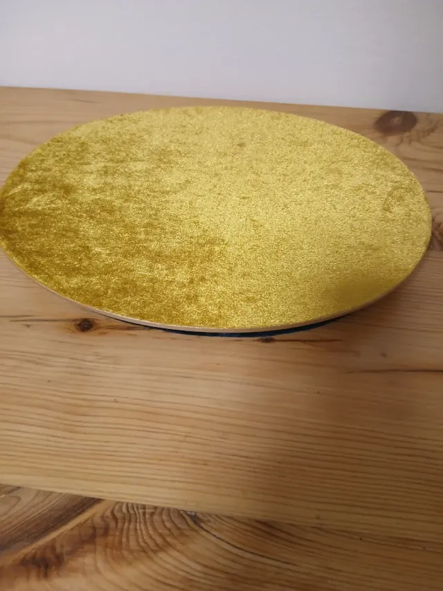 Peana dorada con base de terciopelo.