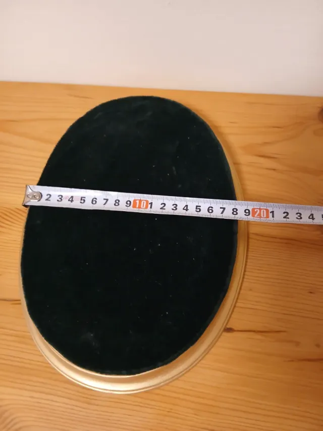 Peana dorada con base de terciopelo.