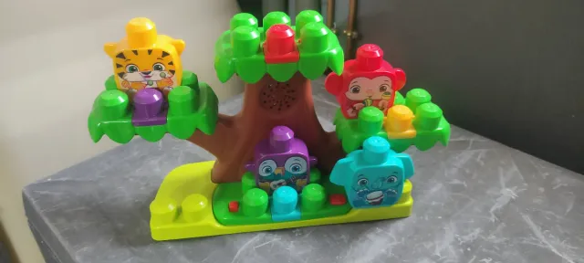 Mega Bloks Casa del Árbol con Animales