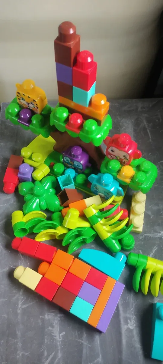 Mega Bloks Casa del Árbol con Animales