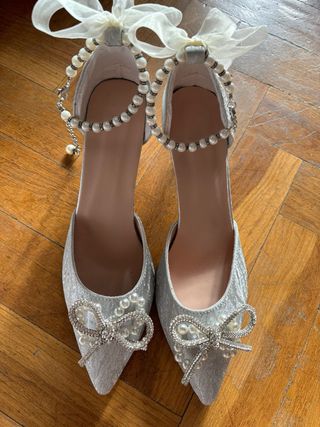 Zapatos de tacón plateados con brillo