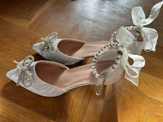 Zapatos de tacón plateados con brillo