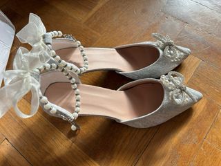 Zapatos de tacón plateados con brillo