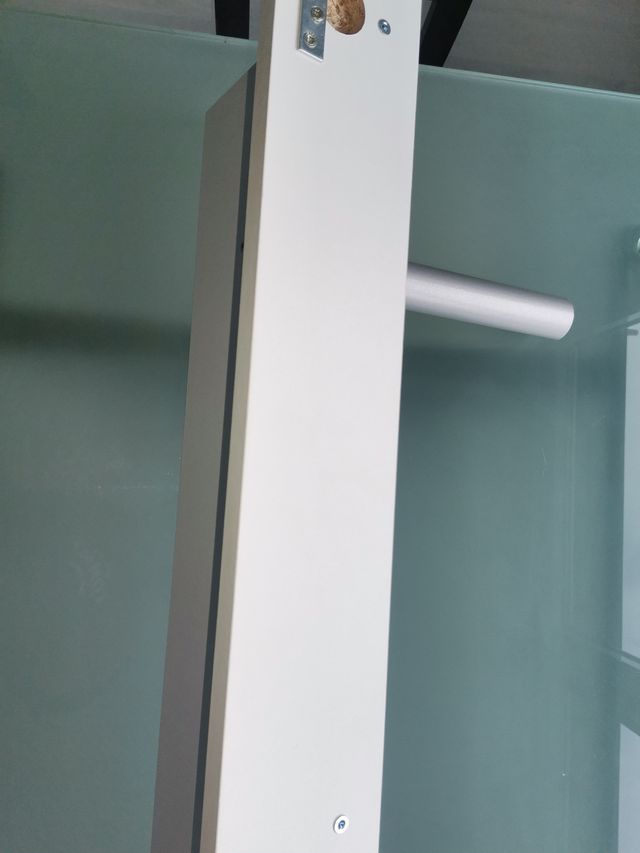 Estantería blanca y gris