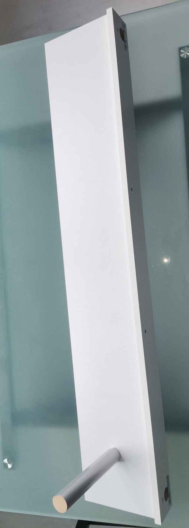 Estantería blanca y gris