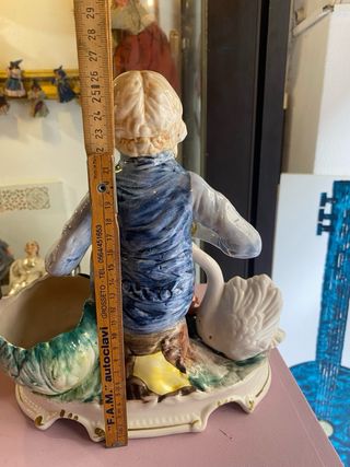 Statuetta porcellana ragazzo con cigno
