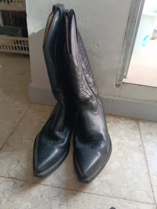 Botas de hombre Cowboy Negras son de piel  Talla 4