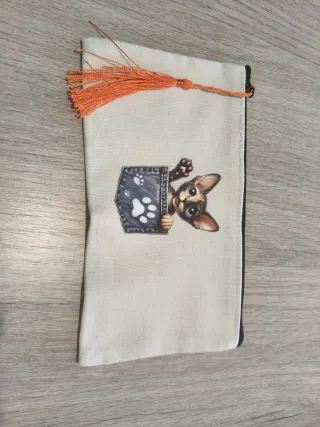 Estuche de tela con gato y borla naranja