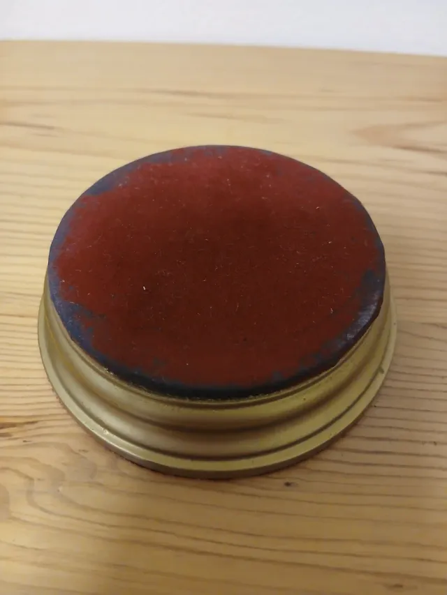 Peana dorada con base roja