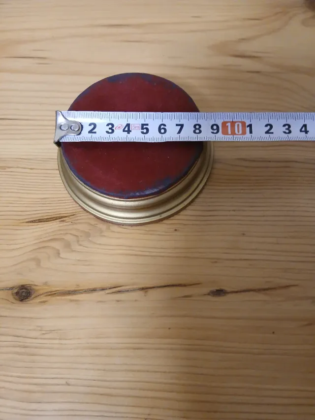 Peana dorada con base roja