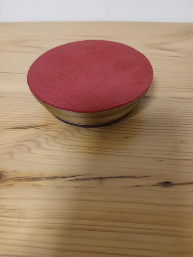 Peana dorada con base roja