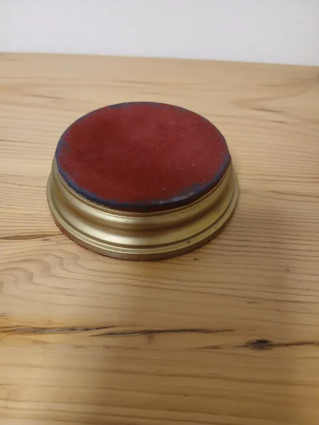 Peana dorada con base roja