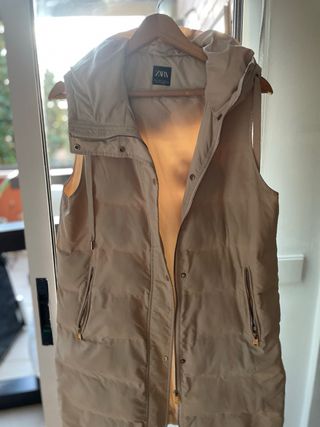 Chaleco largo plumífero Zara beige
