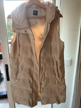 Chaleco largo plumífero Zara beige