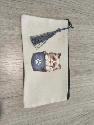 Estuche con gato en bolsillo