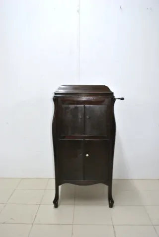 Antigua gramola con mueble Victrola