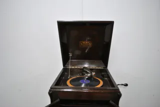 Antigua gramola con mueble Victrola