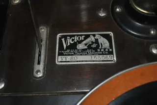 Antigua gramola con mueble Victrola