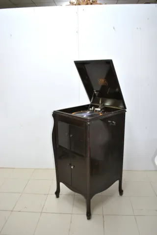 Antigua gramola con mueble Victrola