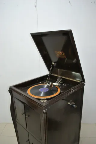 Antigua gramola con mueble Victrola