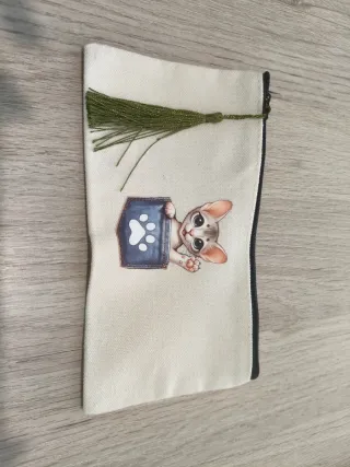 Estuche con dibujo de gato y pompón