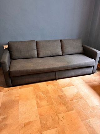 Sofá cama gris de tela.