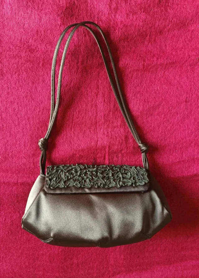 Bolso de fiesta verde con flor