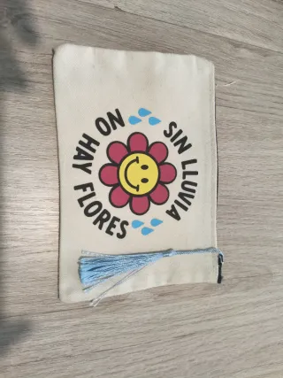 Estuche con flor sonriente y borla