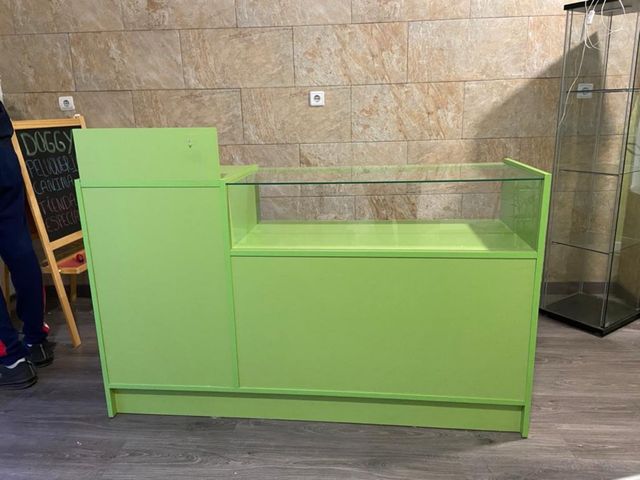 Mostrador y estantería para tienda