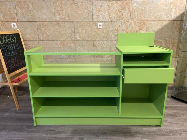 Mostrador y estantería para tienda