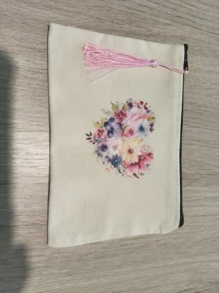 Estuche con flores y pompón rosa