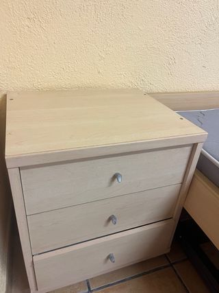Cama infantil y mesita