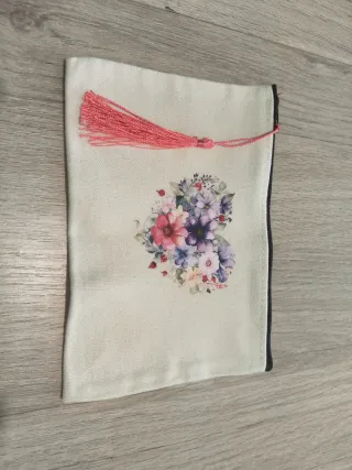 Estuche con flores y pompón